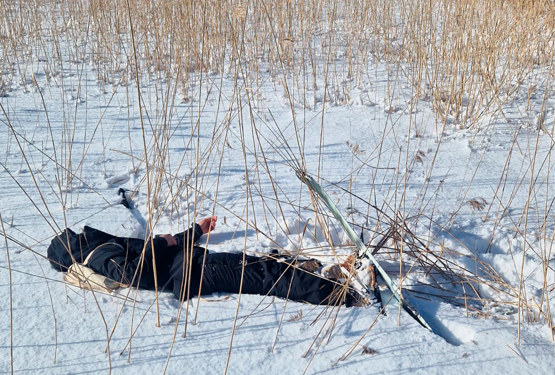Liukulumikenkäilijä nauttimassa talven rauhasta ja luonnon kauneudesta.